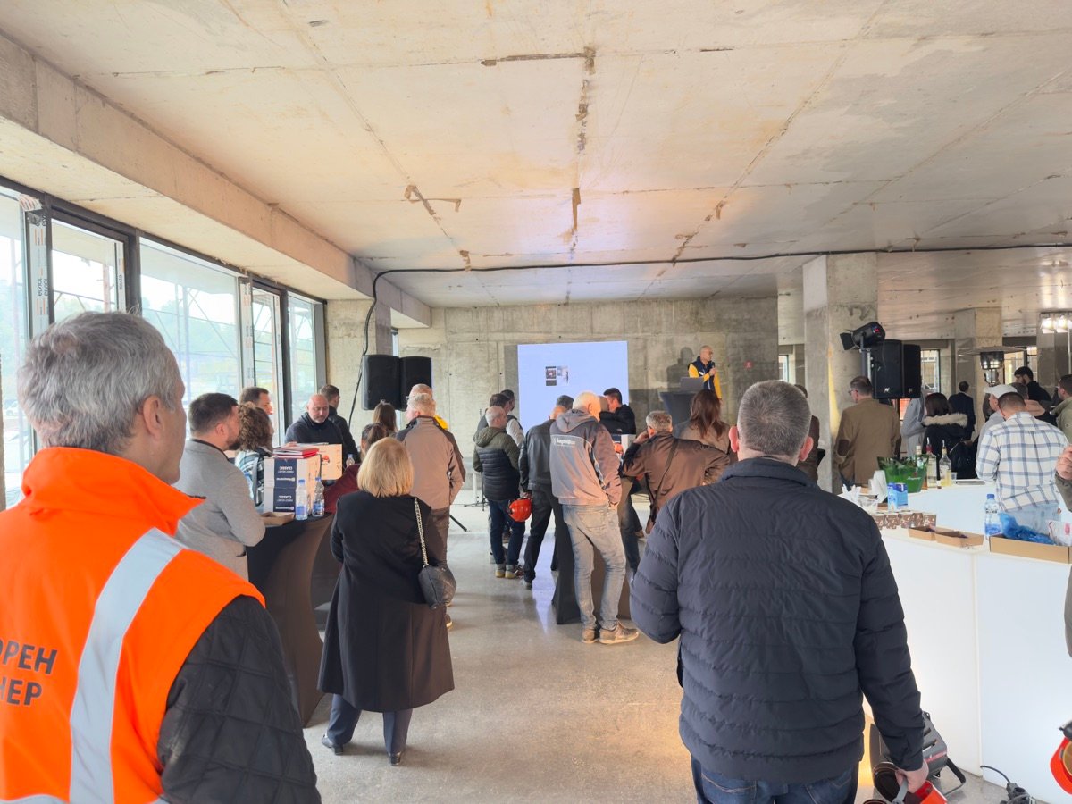 Contractors watching live machine demo at HCSEE event